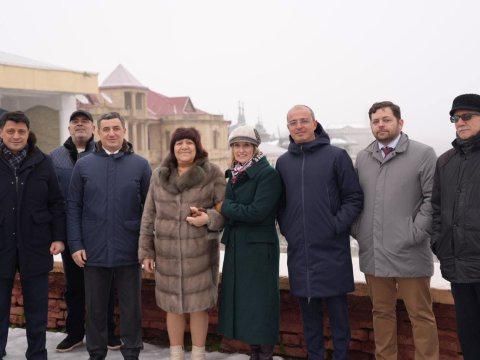 Emi Karlon Qırmızı Qəsəbədə - FOTO