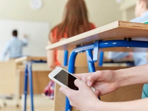 Məktəblərdə telefondan istifadə qadağan edilsin!