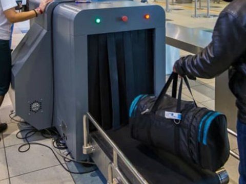 Bu nazirliyin əməkdaşı 18 kq qızılla tutuldu&nbsp;- Evindən silah tapıldı