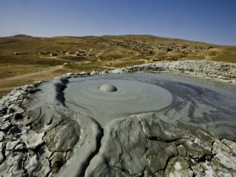 Azərbaycanda vulkan püskürdü