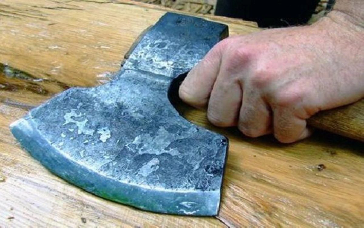 Narkotik almağa pul vermədiyi üçün arvadını baltalayıb