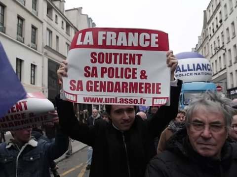 Fransada polislar ayağa qalxdı&nbsp;