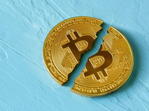 Kriptobazarda sarsıntı:&nbsp;"Bitcoin" 10 ay sonra kəskin ucuzlaşdı