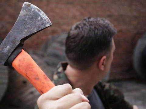 Qardaşı qızlarını baltalayan əmiyə cinayət işi açıldı