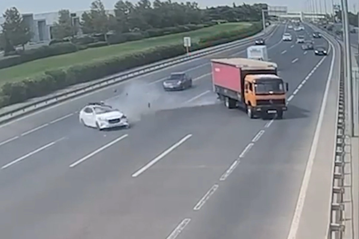 Manevr qaydasını pozan yük maşınının sürücüsü ağır qəza törətdi - Anban video