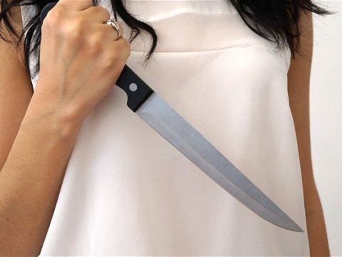 Bakıda yeniyetmə qız atasını bıçaqladı