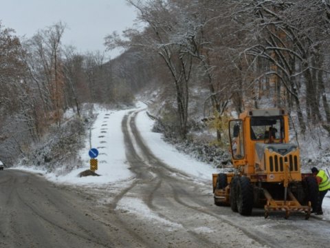 Sürücülərin nəzərinə! - Bu ərazilərdə yollar buz bağlayıb