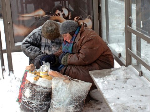 Bakıda soyuq havada küçədə qalanlara&nbsp;necə dəstək göstərilir?