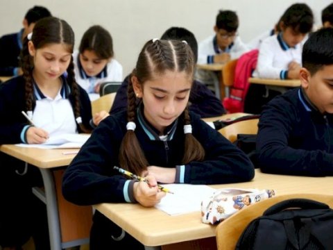 Məktəblərə şagirdlərin telefonlarını müsadirə etmək hüququ&nbsp;verilsin&nbsp;- TƏKLİF&nbsp;