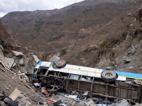 Avtobus dərəyə aşdı - 13 nəfər öldü