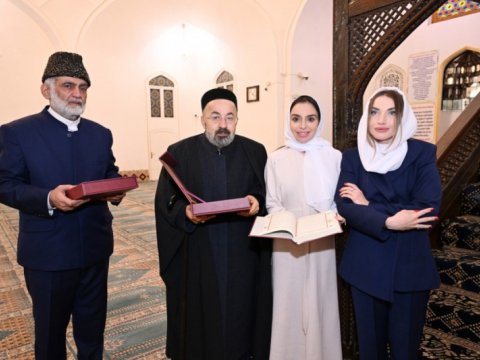Prezidentin qızı və gəlini Şah Abbas məscidində &nbsp;- FOTOLAR