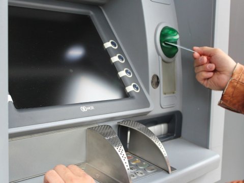 Bank kartından 5 min dollar oğurlayanlar həbs edildi