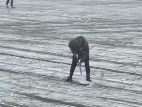 Qurban Qurbanov meydanı qardan təmizləyir -&nbsp;VİDEO