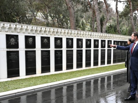 ABŞ Vitse-prezidenti&nbsp;Şəhidlər xiyabanını ziyarət etdi - VİDEO