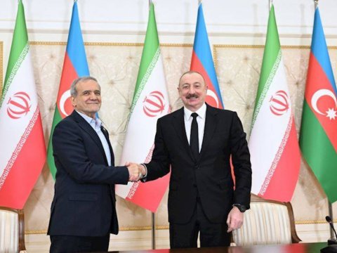 İlham Əliyev Pezeşkianı təbrik etdi