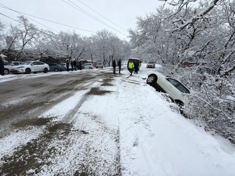 Ağsu yolunda buzlaşma - İki maşın aşdı