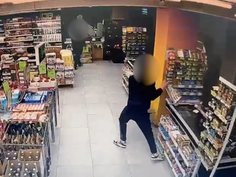 Azərbaycanlı yeniyetmə Tbilisidə mağazanı qarət etdi - FOTO