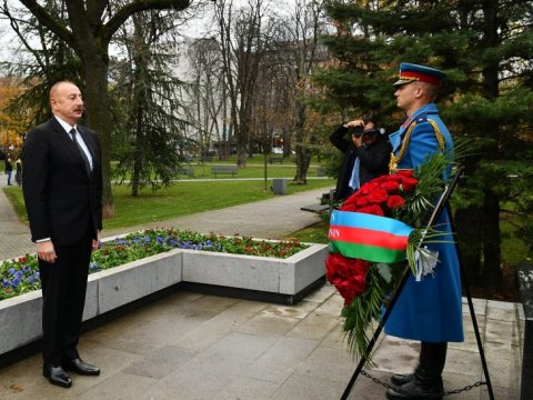 Prezident Belqradda Heydər Əliyevin abidələsini ziyarət etdi