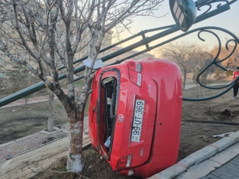 Naxçıvanda avtomobil işıq dirəyinə çırpılıb, iki nəfər xəsarət alıb