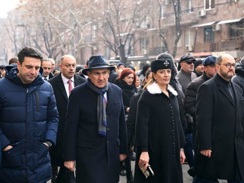 Hakim partiyada 38 nəfər Paşinyana qarşı çıxdı