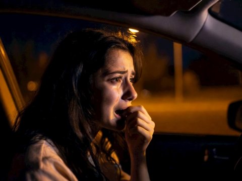 Bakıda 23 yaşlı oğlan ondan ayrılmaq istəyən sevgilisini maşında döydü