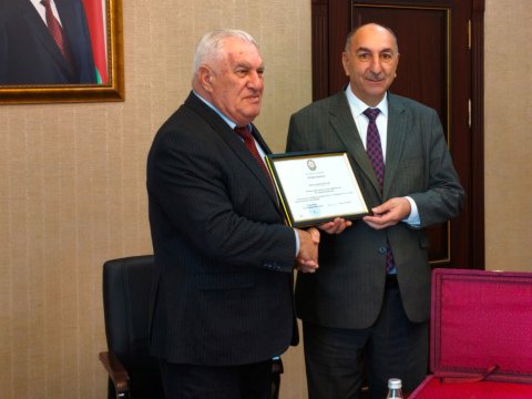 İcra başçısı yenicə işə götürdüyü köməkçisini vəzifədən AZAD ETDİ