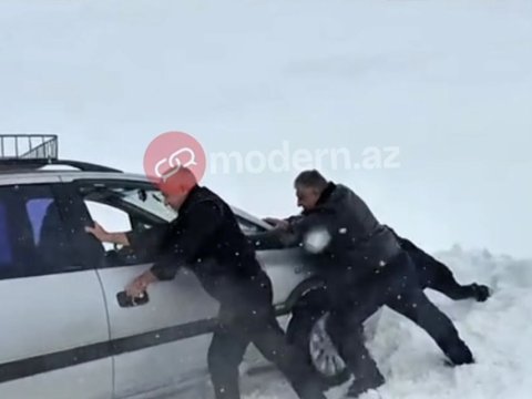 Azərbaycanlı&nbsp;Ermənistanda qadınla uşağı&nbsp;xilas etdi -&nbsp;VİDEO