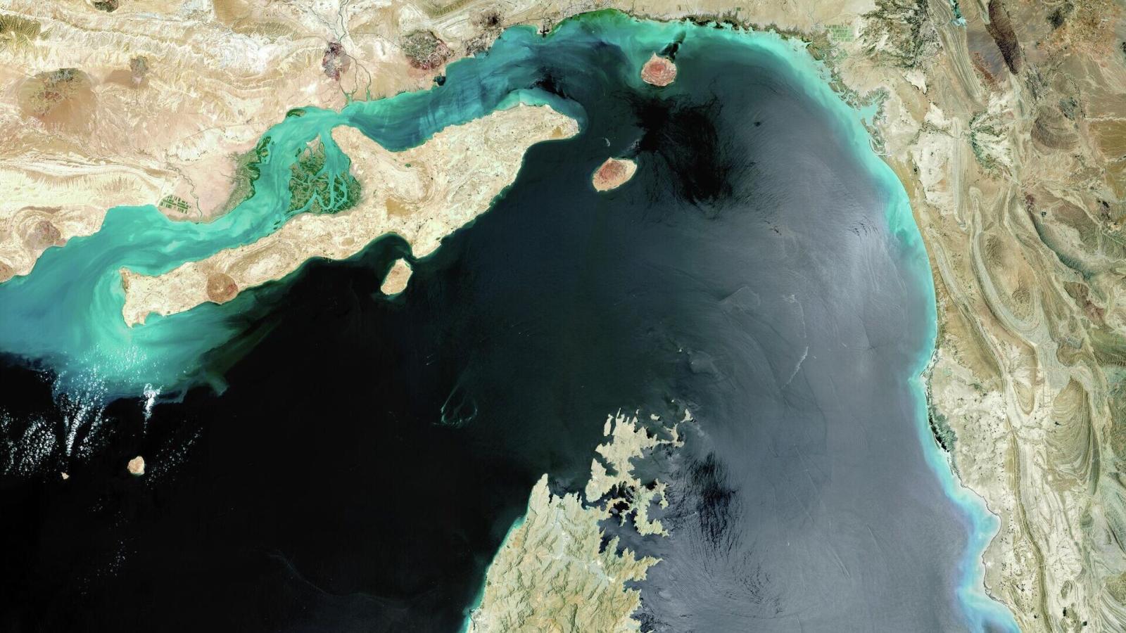 Iran closes the Strait of Hormuz