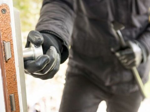 Qohumunun evindən 10 min manatlıq oğurluq edən şəxs saxlanıldı