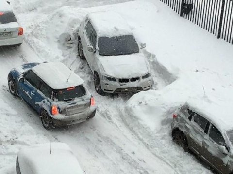 Güclü qar Moskvada həyatı iflic etdi