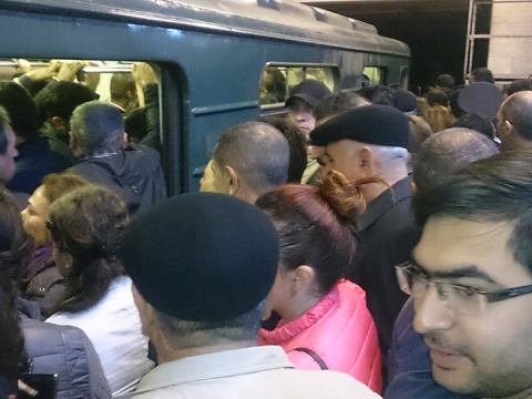 Bakı metrosunda&nbsp;basabas - qatarda nasazlıq yarandı&nbsp;