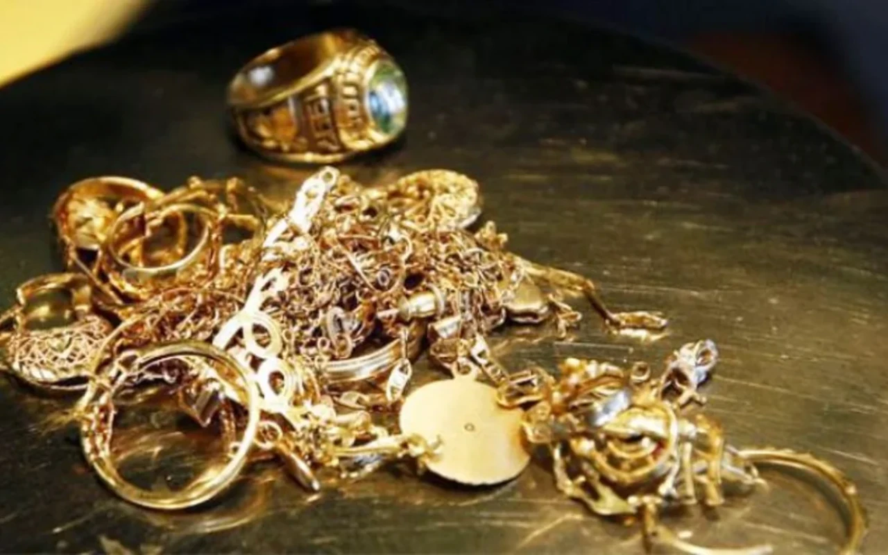 Restoranda rəfiqəsi ilə nahar edəndən sonra onun qızıllarını oğurladı