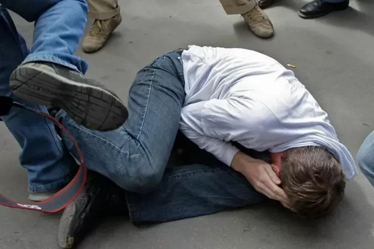 Qızlara söz atan məktəblini döydü, həbs olundu