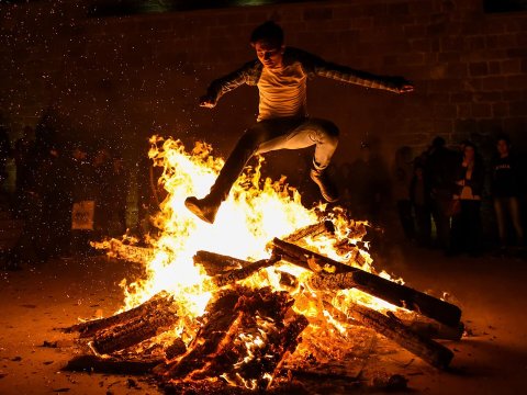 در گنجه نوجوان به داخل آتش افتاد