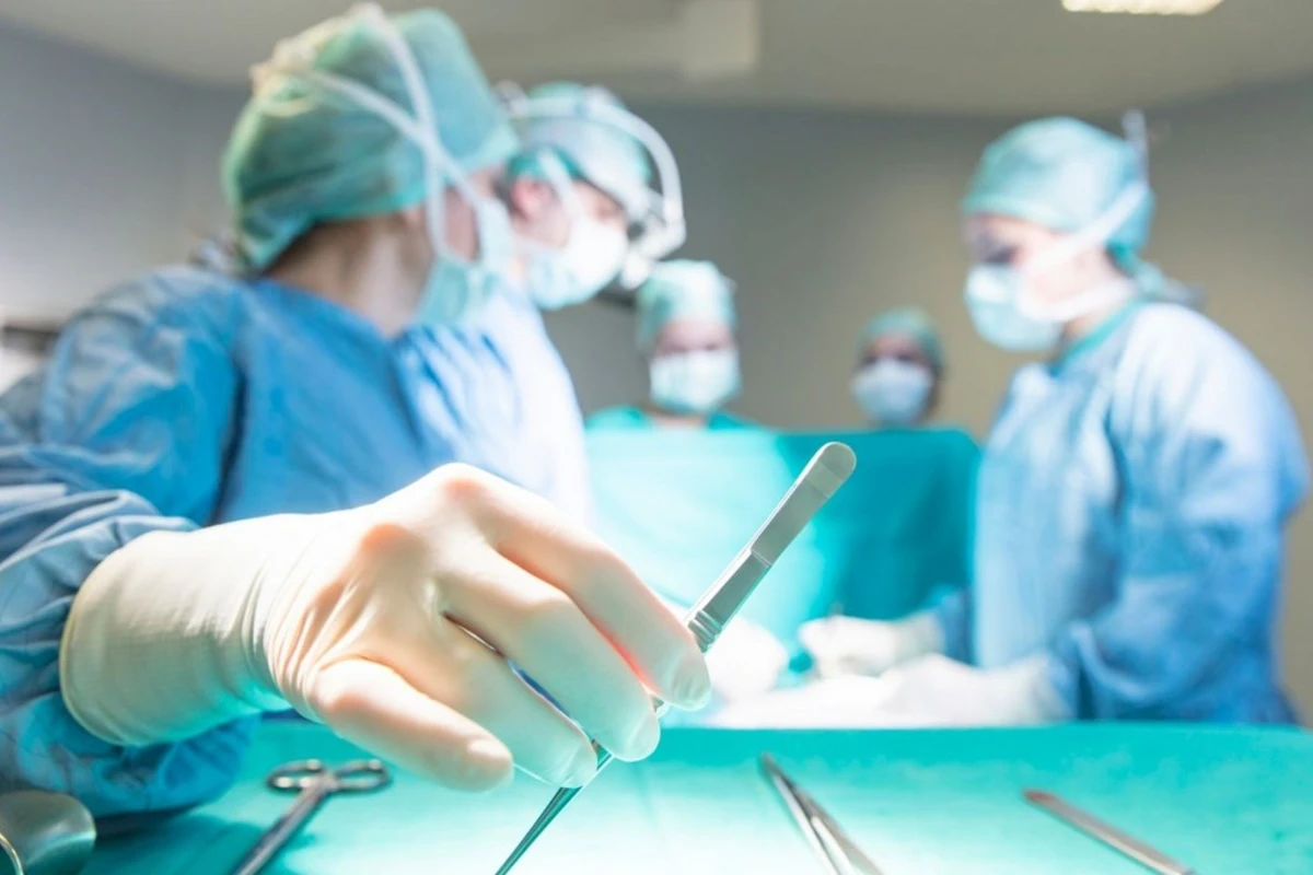 Həkimdən 3 pasiyent şikayət edir:&nbsp;Qulağı&nbsp;kəsib, üzüm&nbsp;iflic olub