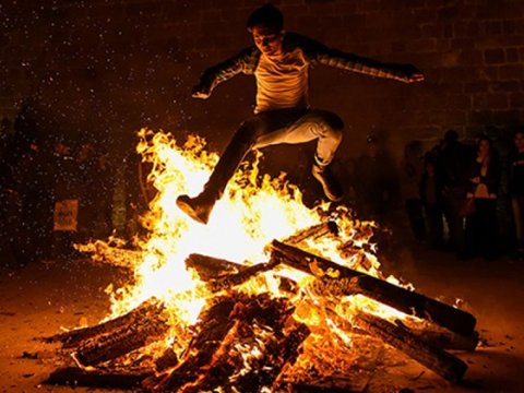 در چهارشنبه آب، دو نفر در آتش سوختند