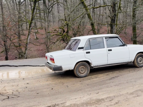 Lənkəranda 7 kəndi birləşdirən yol çöküb