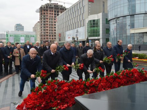 Deputatlar &ldquo;Ana harayı&rdquo; abidəsini ziyarət etdilər - FOTOLAR