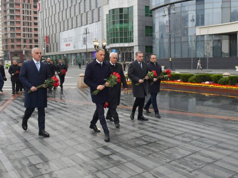 Nazirliyin kollektivi Xocalı soyqırımı abidəsini ziyarət etdi - FOTO