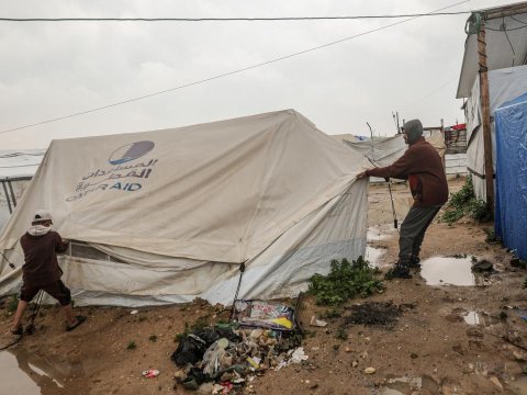 Qəzzada yüzlərlə çadır su altında