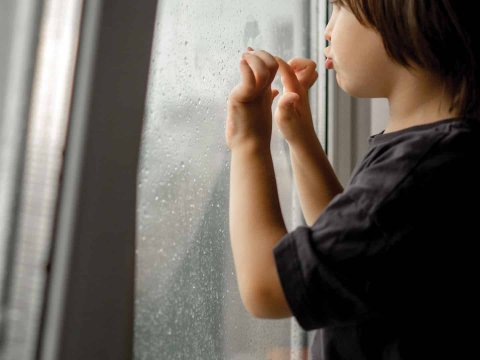 Körpə 10-cu mərtəbədən yıxıldı, sağ qaldı