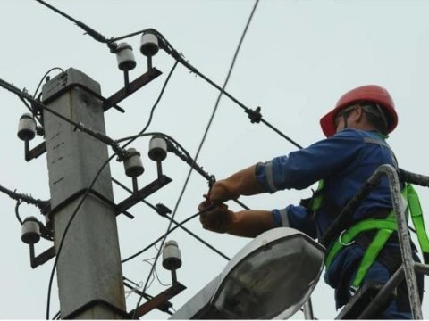 Elektrik direğinden düşen adam öldü