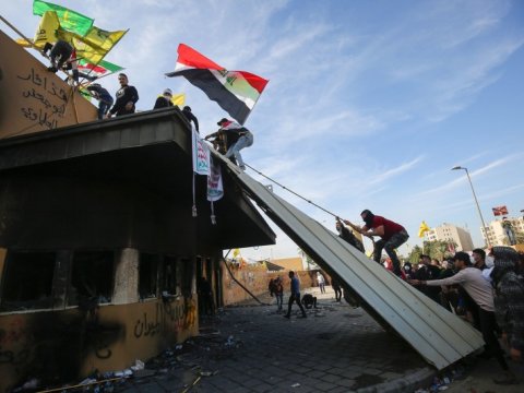 İranlılar ABŞ-nin İraqdakı səfirliyinə hücum etdi