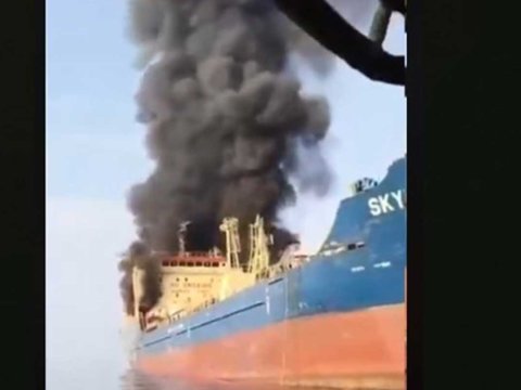 Oman sahillərində neft tankeri vuruldu