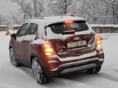 Xocalıda avtomobillərdə köməksiz qalan vətəndaşlara yardım göstərilib