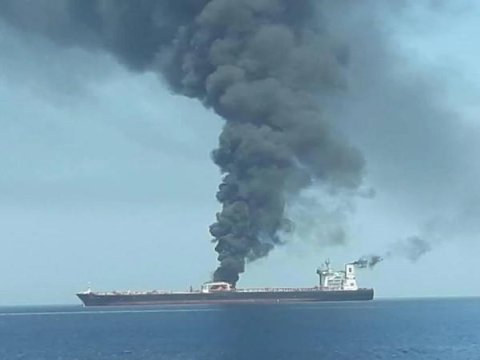 Omanda&nbsp;neft tankeri vuruldu, ölən var