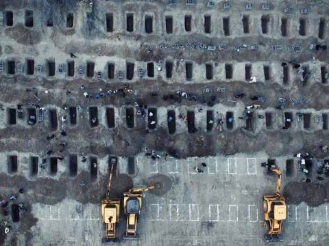 İranda 160-dan çox məktəbli qız üçün qazılan məzarlar