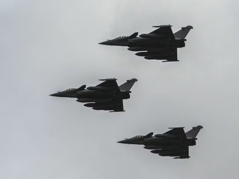 Fransa qırıcılarını İrana yaxın yerləşdirir