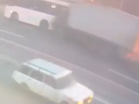 Bakıda "Kamaz" avtobusla toqquşdu&nbsp;- VİDEO