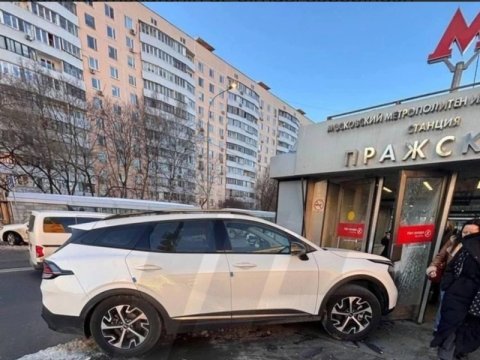 Moskvada səfirliyimizə aid avtomobil qəzaya uğradı